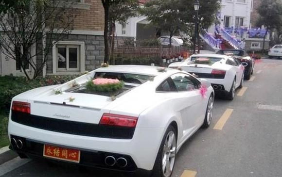 Ngoài ra còn có những chiếc xế khủng khác như Hummer, Cayenne, Land Rover...giữ nhiệm vụ dẹp đường cho đoàn xe chú rể.