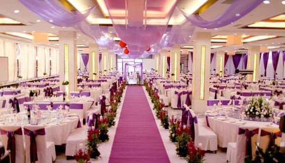 Đám cưới được tổ chức tại khách sạn 5 sao, tổng chi phí là một con số khủng chưa thể tính được.