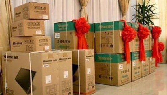 Quà cưới không chỉ có tiền mặt, vàng khối, siêu xe, các vật dụng gia đình như Tivi, tủ lạnh cũng được chất thành hàng dài.