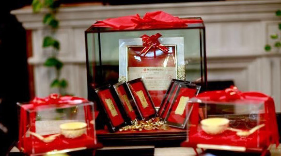 Của hồi môn ngoài những tấm séc bạc tỷ còn có rất nhiều vàng thỏi, trang sức quý giá, cặp bát bằng vàng và thêm một chiếc Lamborghini trắng trị giá 4.800.000 NDT.