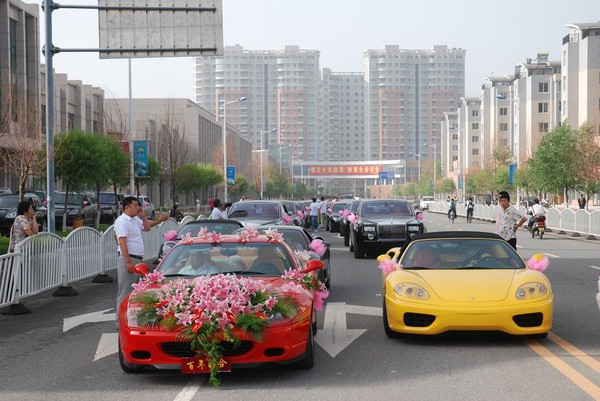 Đoàn xe đi đón dâu.