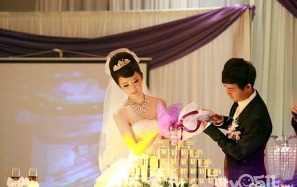 Cô dâu, chú rể tại khách sạn diễn ra lễ cưới.