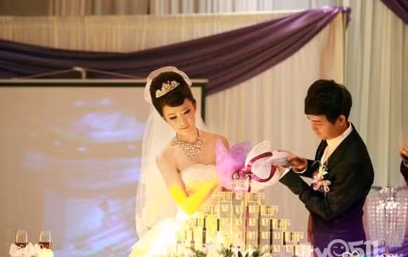 Cô dâu, chú rể tại khách sạn diễn ra lễ cưới.