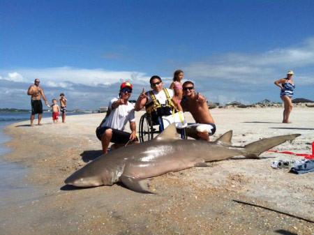 Chàng trai người Mỹ Matt Sechrist, 19 tuổi bị cụt hai chân bẩm sinh, bắt được một con cá mập dài hơn 2,4m, nặng 113kg ngoài khơi bờ biển Bắc Florida, nhờ sự giúp đỡ của cha anh, David và bạn của ông là Ed Parrish.