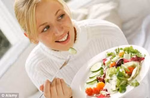 Ăn chậm. Bạn nên tập thói quen ăn chậm lại để không bị quá tải. Cảm giác no ở dạ dày phải mất 20 phút mới được thông tin đầy đủ đến não. Nếu bạn ăn thức ăn từ từ và nhai kỹ thì thời gian ăn sẽ lâu hơn. Theo đó, não có thể nhận được tín hiệu là bụng đã no để tránh tiêu thụ thức ăn quá mức cần thiết.