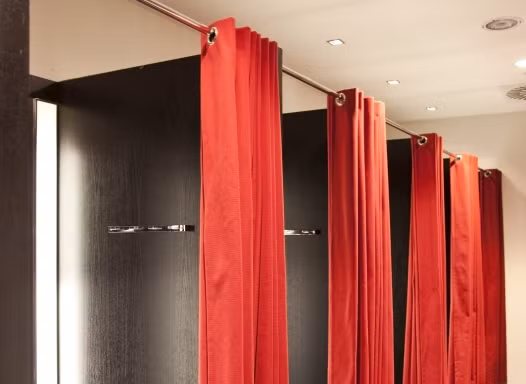  Tìm một căn phòng sáng: Nơi tốt nhất để kiểm tra hàng tháng là một căn phòng sáng trong nhà. Ngoài ra, cần có gương tường để bạn có thể nhìn rõ phía trước và sau, với độ cao bằng chiều cao cơ thể bạn.