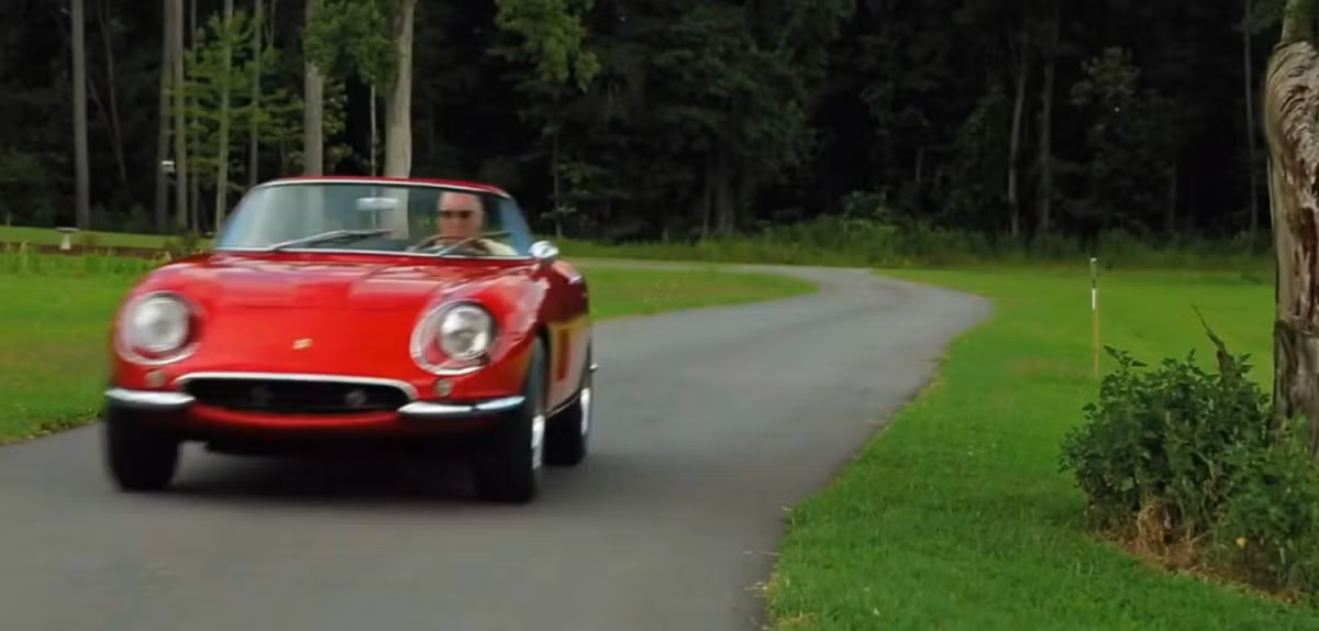 Nó có hệ thống giảm xóc 4 bánh độc lập đi cùng hộp số cơ 5 số.