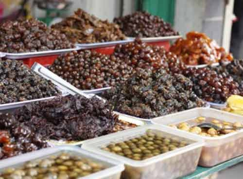  3. Các loại ô mai. Những loại thực phẩm này có chứa một trong 3 chất gây ung thư đó là muối Nitrosyl, trong cơ thể có thể hình thành những chất gây ung thư như amoni nitrat, và thêm nữa với hàm lượng muối quá cao có thể dẫn tới huyết áp cao, thận sẽ chịu nhiều gánh nặng, hương liệu và các chất phụ gia sẽ có khả năng làm tổn hại tới gan và các cơ quan của nội tạng.