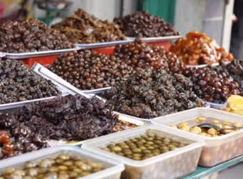  3. Các loại ô mai. Những loại thực phẩm này có chứa một trong 3 chất gây ung thư đó là muối Nitrosyl, trong cơ thể có thể hình thành những chất gây ung thư như amoni nitrat, và thêm nữa với hàm lượng muối quá cao có thể dẫn tới huyết áp cao, thận sẽ chịu nhiều gánh nặng, hương liệu và các chất phụ gia sẽ có khả năng làm tổn hại tới gan và các cơ quan của nội tạng.