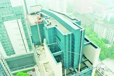 Căn nhà bất hợp pháp trên nóc tòa cao ốc ở Nam Kinh đã tồn tại 7 năm qua dù cơ quan chức năng đã yêu cầu dỡ bở nó.