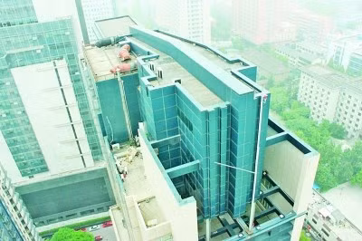 Căn nhà bất hợp pháp trên nóc tòa cao ốc ở Nam Kinh đã tồn tại 7 năm qua dù cơ quan chức năng đã yêu cầu dỡ bở nó.