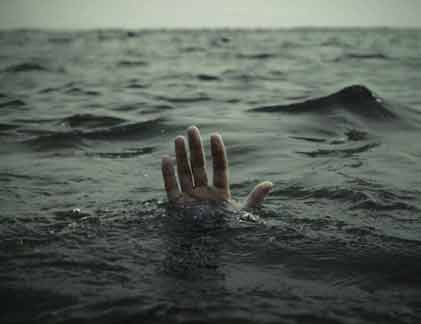 Việc vớt xác người tự tử trên sông trở thành một nghề "hái tiền" ở Trung Quốc.