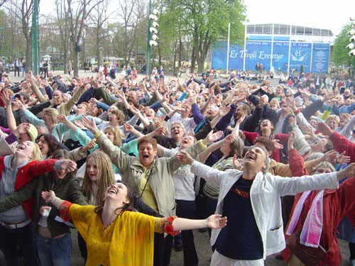 Từ đó, nhiều câu lạc bộ Yoga cười đã được hình thành trên toàn cầu, thu hút đông đảo người tham gia không kể màu da, sắc tộc. Nó vẫn tiếp tục phát triển không ngừng và có sức ảnh hưởng mạnh mẽ trên khắp thế giới.