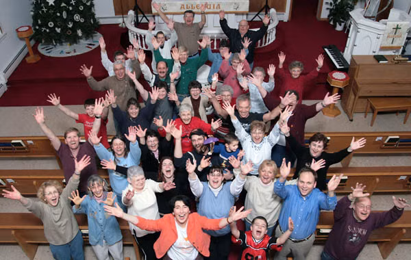 Các chuyên gia tin rằng tiếng cười có thể giảm stress, tăng cường sự thư giãn và khả năng phục hồi nhờ việc giảm áp suất máu, tăng cường khả năng hô hấp và chức năng vận động cơ. Còn đối với những bệnh nhân ung thư, yoga cười giúp họ giảm bớt đau đớn, lạc quan hơn để chống chọi với bệnh tật.