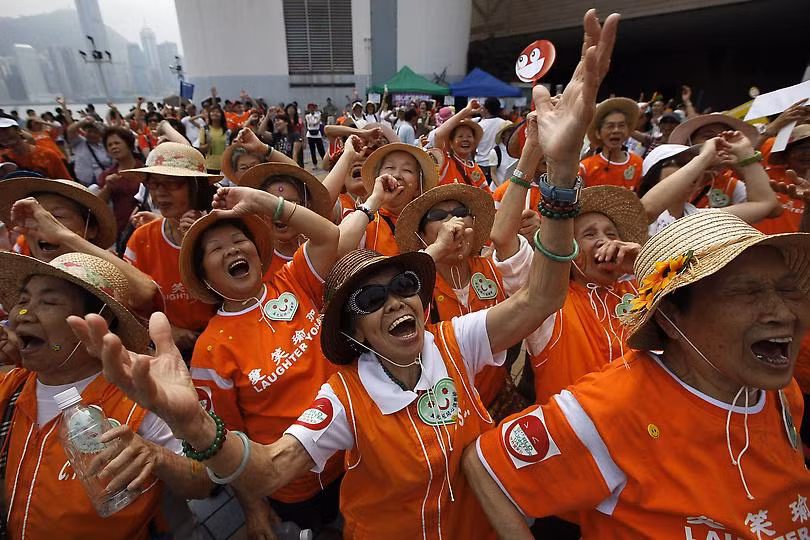 Yoga cười đã và đang trở thành “hiện tượng” trên thế giới với hơn 6.000 câu lạc bộ ở 60 quốc gia, hoạt động phi lợi nhuận, miễn phí chỉ với mục đích mang nụ cười đến cho mọi người, từ đó giúp họ sống khỏe hơn.