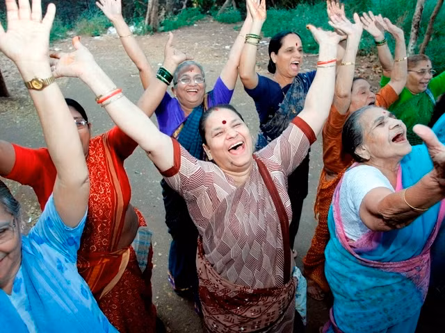 Tiếng cười ở đây được xem như một bài tập cho một nhóm người, cùng với giao tiếp bằng mắt và sự vui đùa như trẻ con, “tiếng cười giả” sẽ nhanh chóng biến thành “tiếng cười thật” và lan truyền rất nhanh, khiến mọi người đều cười rất sảng khoái.