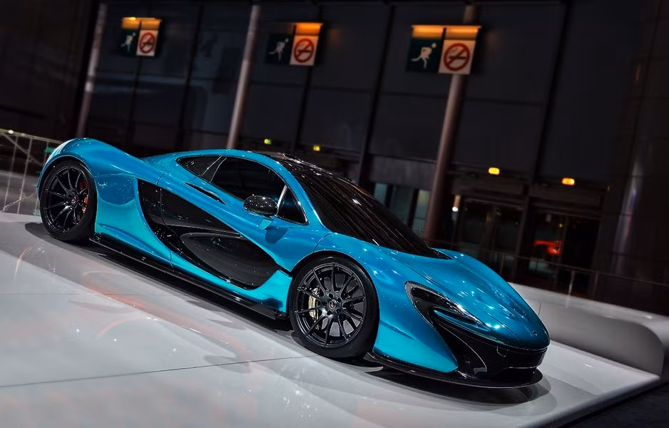 Siêu xe McLaren P1 đầu tiên đã có mặt đại lý xe hơi của hãng tại Newport Beach, bang California, Mỹ. McLaren P1 chỉ được sản xuất với số lượng cực ít – 375 chiếc trên toàn thế giới, trong đó đã có 250 chiếc được đặt hàng sẵn.