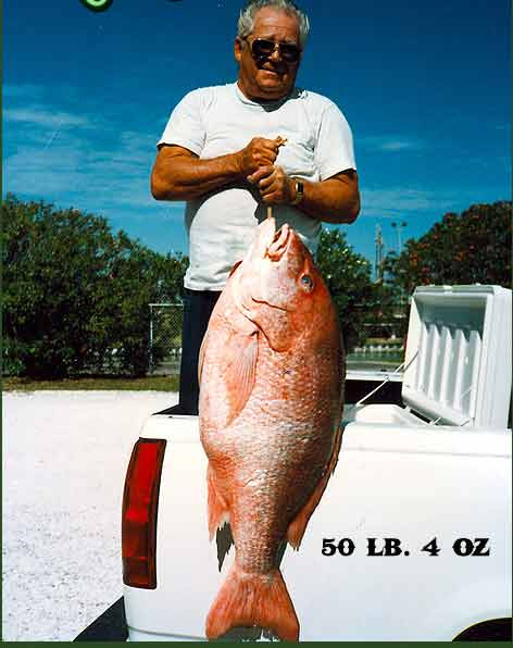 Ông Doc Kennedy câu được con cá hồng (red snapper) “khủng” ở bang Louisiana (Mỹ).