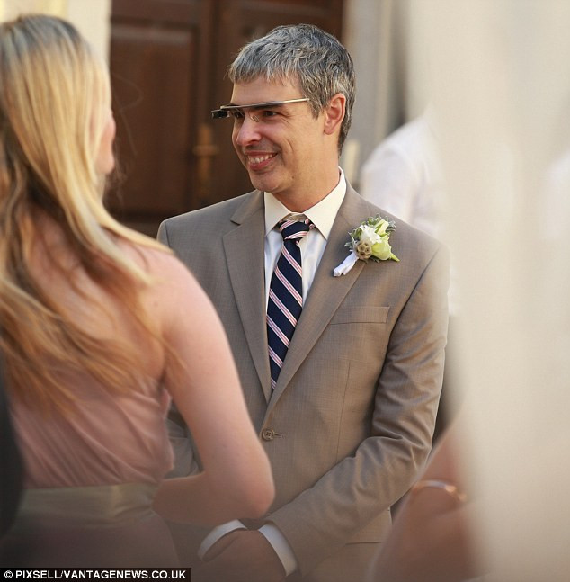 Ông Larry trò chuyện với khách