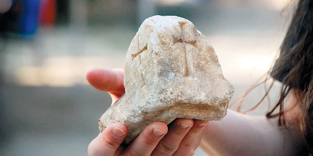 Hòn đá trạm khắc biểu tượng cây thánh giá được khai quật trong một nhà thờ cổ ở Thổ Nhĩ Kỳ, được cho rằng có có liên quan đến Chúa Jesus.