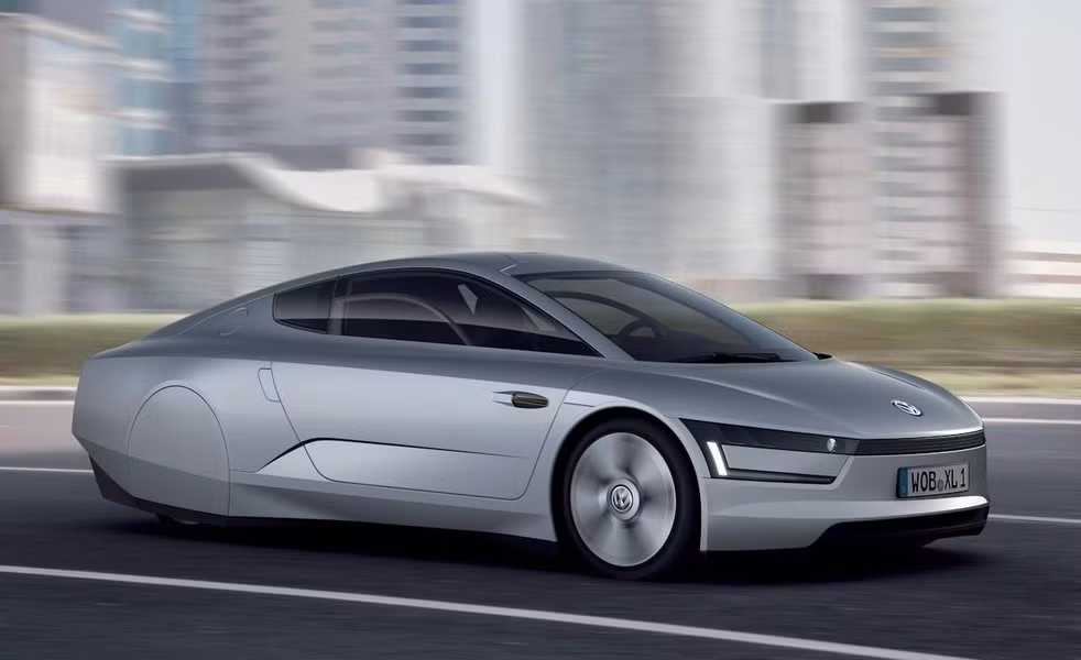 Volkswagen XL1 trở thành mẫu xe sản xuất hàng loạt tiết kiệm nhiên liệu và mang tính khí động học nhất trên thế giới. XL1 sử dụng hệ thống plug-in hybrid với mức tiêu hao nhiên liệu 0,9 lít (dầu) cho 100 km. Ngoài ra, xe có thể chạy được 50 km chỉ với động cơ điện.