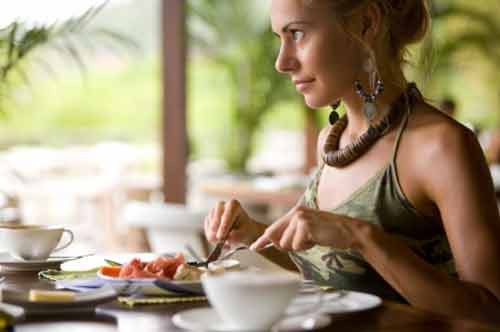 Ngồi ăn. Bạn nên bỏ ý nghĩ rằng việc vừa ăn vừa đi lại sẽ giúp bạn giảm cân bởi thực tế hoàn toàn ngược lại. Vừa ăn vừa di chuyển hoặc đứng ăn khiến bạn có xu hướng ăn nhanh và nhiều hơn. Một khảo sát của Mỹ chỉ ra rằng, những người có thói quen đứng, đi lại hoặc làm những việc khác khi ăn kết quả lại ăn nhiều hơn tới 30% lượng calo so với người ngồi ăn.