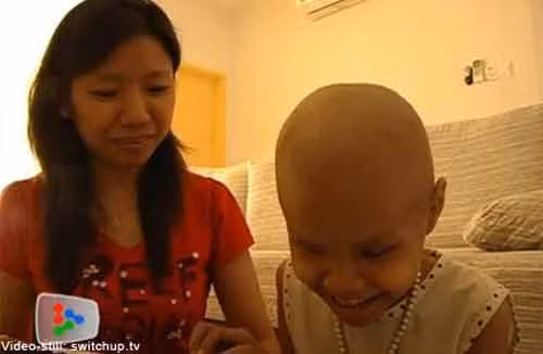 Loại ung thư này rất khó phát hiện, thường dẫn đến sự chậm trễ trong điều trị, các bác sĩ cho biết. Trường hợp của bé Zixuan, khối u trong mắt phải đã phát triển quá lớn và cần phẫu thuật loại bỏ ngay lập tức. Điều này có nghĩa toàn bộ mắt phải của cô bé đã được cắt bỏ. May mắn, mắt trái của cô bé vẫn còn nhìn thấy mờ mờ, vì vây, bác sĩ đã áp dụng hóa trị liệu cần thiết và điều trị bằng laser để kiểm soát bệnh ung thư.