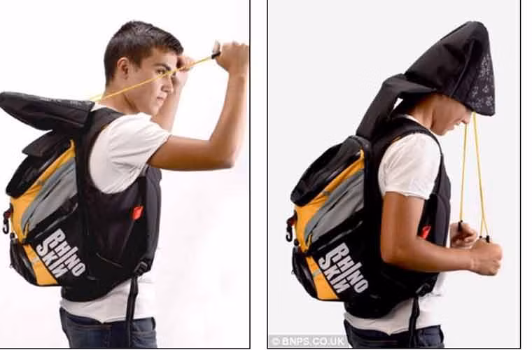 Chiếc ba lô độc đáo khá dễ sử dụng với những chiếc dây giật từ phía trên.