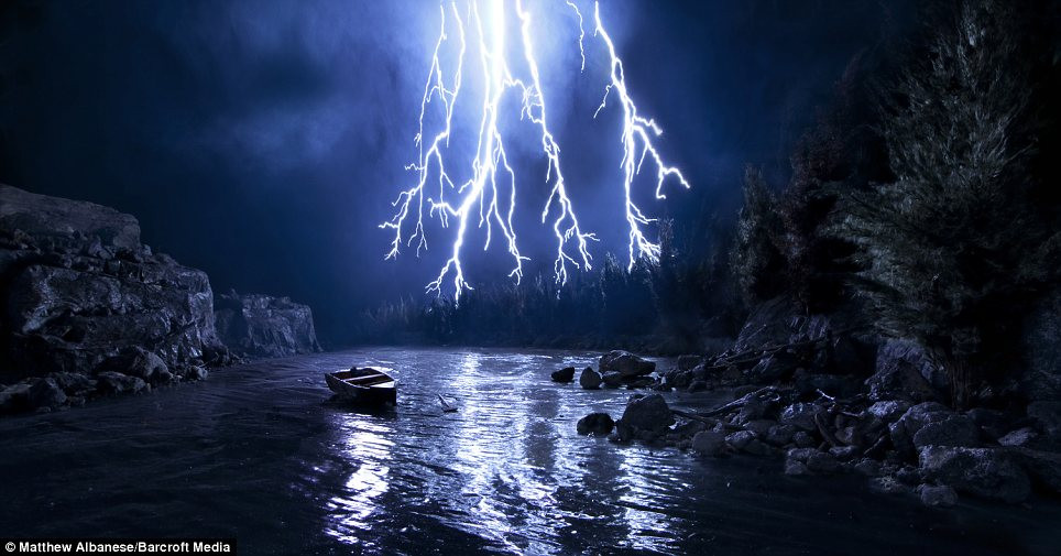 Những bức ảnh về thiên tai, hiểm họa không phải điều lạ đối với những người có sở thích ghi lại các hiện tượng tự nhiên trên khắp thế giới. Tuy nhiên, mọi người sẽ rất ngạc nhiên và cảm thấy thán phục khi biết tất cả những bức ảnh hùng vỹ này đều được anh Matthew thực hiện ngay tại nhà.