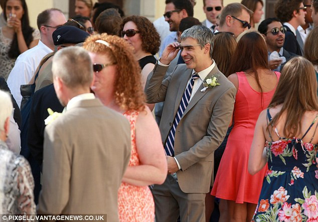 Chú rể lựa chọn lễ cưới để chứng minh rằng sản phẩm thông minh Google Glass là tiện ích công nghệ hoàn hảo cho bất cứ dịp nào.