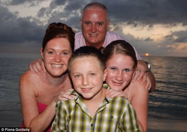 Goldsby (ảnh chụp với chồng, Roy, con trai - Lewis, và con gái riêng của cô – Phoebe trong kỳ nghỉ cuối cùng của cô trước khi được chẩn đoán bị ung thư).