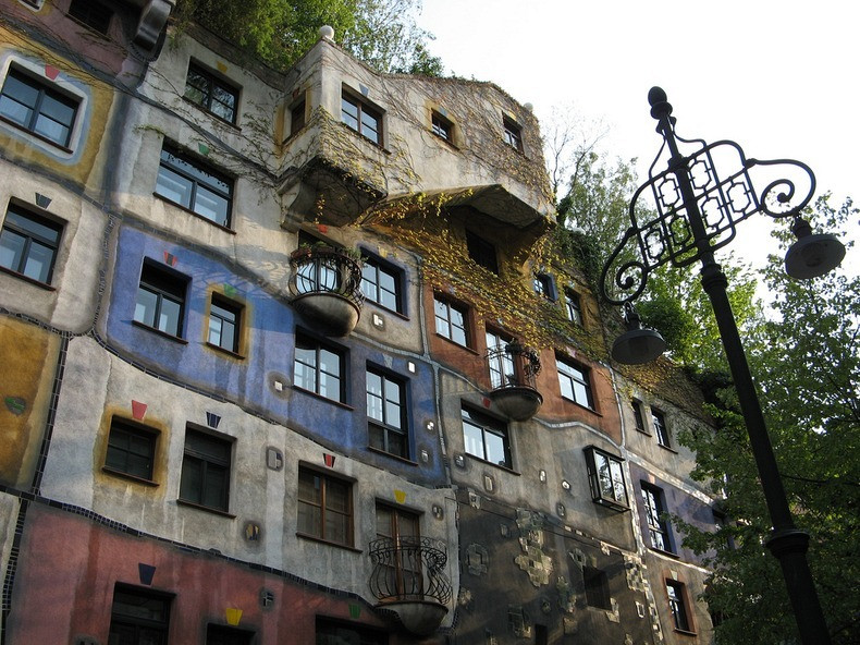 Khối căn hộ Hundertwasserhaus ở Vienna, Áo là một trong những ví dụ nổi tiếng. Tòa nhà này đã nhấp nhô các tầng, mái nhà phủ đất và cỏ, và cây lớn mọc ra từ trong phòng vươn ra cửa sổ.