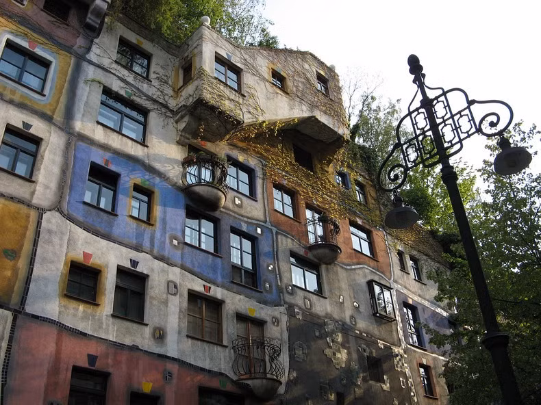 Khối căn hộ Hundertwasserhaus ở Vienna, Áo là một trong những ví dụ nổi tiếng. Tòa nhà này đã nhấp nhô các tầng, mái nhà phủ đất và cỏ, và cây lớn mọc ra từ trong phòng vươn ra cửa sổ.