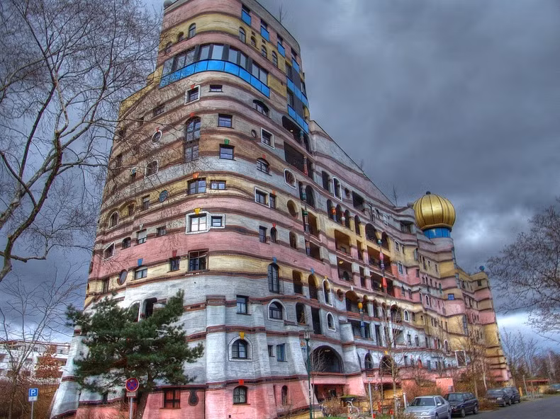 Tòa nhà Hundertwasserhaus Waldspirale cũng có thiết kế rất "độc".