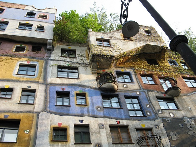 Hundertwasser kêu gọi tẩy chay những kiến ​​trúc với các đường thẳng, và yêu cầu thay vào đó là sự tự do sáng tạo trong thiết kế của các tòa nhà.