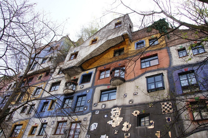 Trong những năm 1950, Hundertwasser bắt đầu thiết kế công trình kiến ​​trúc độc đáo.