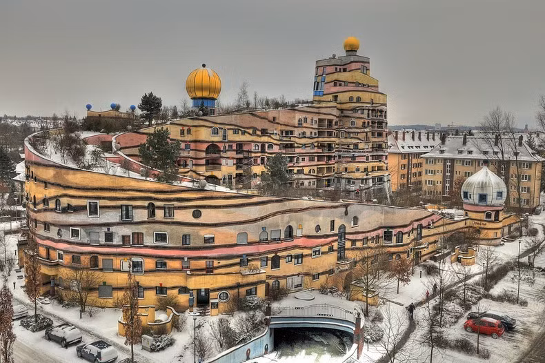 Tòa nhà đồ sộ Hundertwasserhaus Waldspirale ở Darmstadt, Đức.