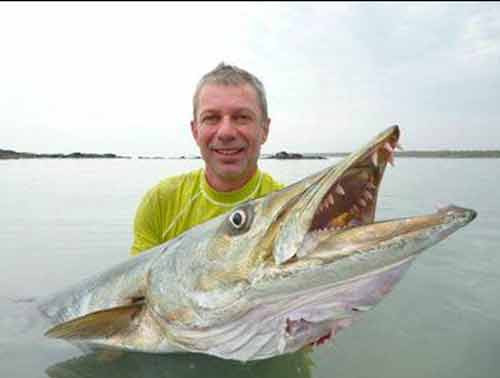 Thomas Gibson bắt được con cá nhồng nặng hơn 46 kg này ở Angola, châu Phi. Đây là một trong những con cá nhồng lớn nhất từng được bắt ở châu Phi.