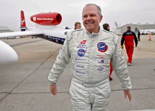 Steve Fossett là một triệu phú gặt hái nhiều thành công trên thị trường chứng khoán. Ngoài ra, ông còn người ưa mạo hiểm đã thiết lập ít nhất 116 kỷ lục thế giới về các bộ môn nhảy dù, chèo thuyền và khinh khí cầu. Năm 2002, Steve Fossett trở thành người đầu tiên bay liên tục vòng quanh thế giới bằng khinh khí cầu trong 13 ngày 8 giờ và 33 phút với quãng đường 33.195km. Triệu phú này đã biến mất vào ngày 7/9/2007 (năm 63 tuổi) trên dãy núi Sierra Nevada tại California trong một chuyến bay một mình. Cả thi thể lẫn chiếc máy bay của ông đã biến mất một cách kỳ lạ. Tháng 2/2008, cơ quan chức năng tuyên bố Fossett đã chết về mặt pháp lý. Tuy nhiên, 13 tháng sau vụ việc, một người leo núi phát hiện đống đổ nát của chiếc máy bay của Fossett. Các xét nghiệm ADN đã chứng minh những mẩu xương tìm thấy ở gần đó chính là của Steve Fossett.