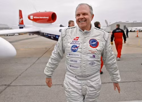 Steve Fossett là một triệu phú gặt hái nhiều thành công trên thị trường chứng khoán. Ngoài ra, ông còn người ưa mạo hiểm đã thiết lập ít nhất 116 kỷ lục thế giới về các bộ môn nhảy dù, chèo thuyền và khinh khí cầu. Năm 2002, Steve Fossett trở thành người đầu tiên bay liên tục vòng quanh thế giới bằng khinh khí cầu trong 13 ngày 8 giờ và 33 phút với quãng đường 33.195km. Triệu phú này đã biến mất vào ngày 7/9/2007 (năm 63 tuổi) trên dãy núi Sierra Nevada tại California trong một chuyến bay một mình. Cả thi thể lẫn chiếc máy bay của ông đã biến mất một cách kỳ lạ. Tháng 2/2008, cơ quan chức năng tuyên bố Fossett đã chết về mặt pháp lý. Tuy nhiên, 13 tháng sau vụ việc, một người leo núi phát hiện đống đổ nát của chiếc máy bay của Fossett. Các xét nghiệm ADN đã chứng minh những mẩu xương tìm thấy ở gần đó chính là của Steve Fossett.