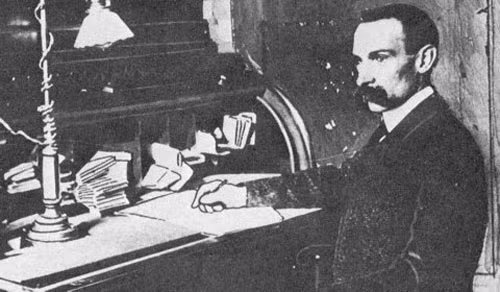 Năm 1919, vụ mất tích của ông trùm rạp hát Ambrose Small vẫn là một trong những bí ẩn lâu đời khó hiểu nhất ở Toronto, Canada. Trong vòng 40 năm, Ambrose Small đã xây dựng đế chế nhà hát và tích lũy được số tài sản khổng lồ. Ngày 1/12/1019, ông bán nhà hát với giá 1,7 triệu USD và gửi hết vào tài khoản ngân hàng. Tối hôm sau, ông rời văn phòng và từ đó đột nhiên mất tích, không dấu vết, để lại người vợ và tài khoản kếch xù. Chân dung của Ambrose được treo dọc hành lang để kỷ niệm những đóng góp của ông cho di sản nhà hát.