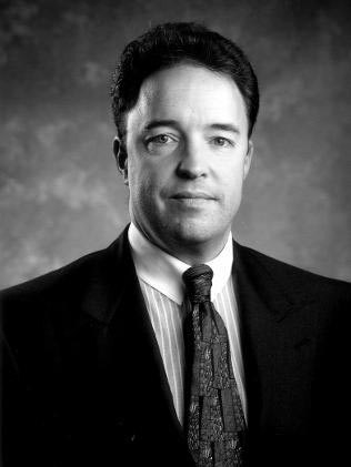 Vào tháng 1/2010, triệu phú kinh doanh xe hơi Herman Rockefeller, 52 tuổi, ở Melbourne, Australia, bất ngờ biến mất bí ẩn sau chuyến công tác ngắn ngày. Sau 8 ngày mất tích, cảnh sát phát hiện thi thể của doanh nhân giàu có không còn nguyên vẹn, bị cháy đen, bộ phận chân tay bị cắt rời tại mảnh sân sau ngập rác trong địa hạt Glenroy, Melbourne. Quá trình điều tra vụ án, cảnh sát phát hiện rằng vào cái ngày xảy ra án mạng, Rockefeller đã hẹn gặp bạn tình thông qua trang quảng cáo khiêu dâm cá nhân. Thực chất đó là thú chơi hoán đổi tình nhân hay còn gọi là Swinging. Đêm hôm đó, nhà tài phiệt gặp gỡ cặp đôi Mario Schembri và Bernadette Denny nhưng ông lại đi một mình mà không dẫn theo bạn tình, trái với thỏa thuận ban đầu. Có lẽ chính điều này khiến cặp đôi kia tức giận và quyết định “xử lý” vị triệu phú.