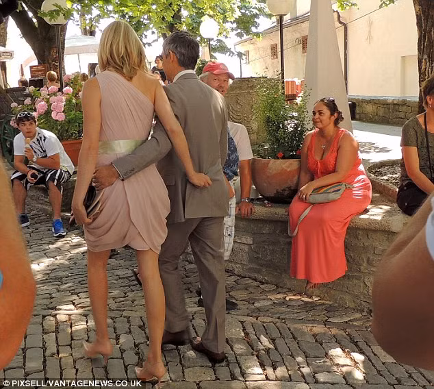 Larry Page và người vợ là tâm điểm chú ý của người dân thị trấn Motovun khi họ tới đám cưới.