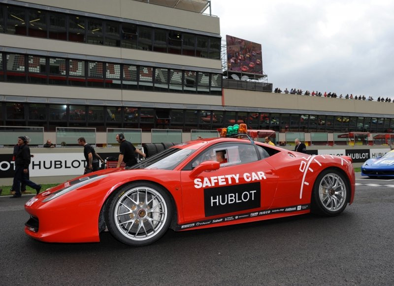 Ngày 24/11/2010, Ecclestone bị phục kích bởi 4 người đàn ông và bị cướp món đồ trang sức trị giá hơn 300.000 USD.