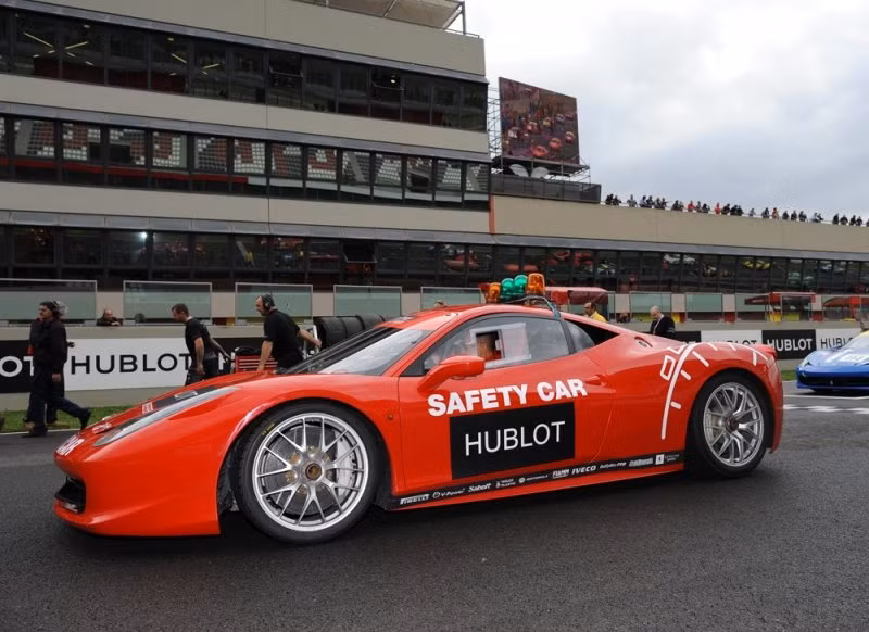 Ngày 24/11/2010, Ecclestone bị phục kích bởi 4 người đàn ông và bị cướp món đồ trang sức trị giá hơn 300.000 USD.