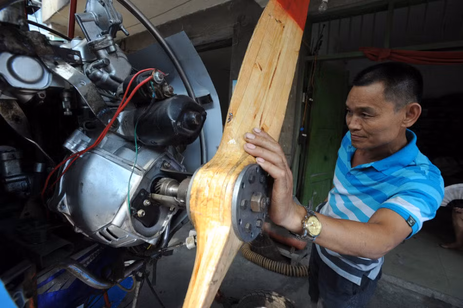 Người đàn ông, mới chỉ tốt nghiệp tiểu học, đã chi 10.000 NDT (khoảng 35 triệu đồng) và 3 tháng lao động cần mẫn cho chiếc máy bay này.