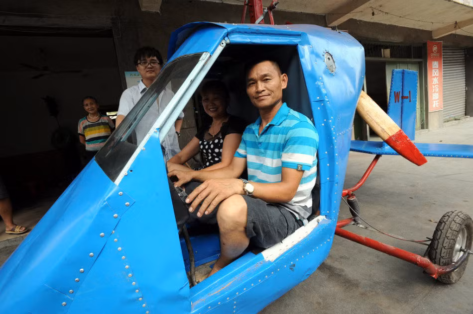 Ông cùng vợ thử ngồi trong khoang lái chiếc máy bay tự chế hôm 28/7.