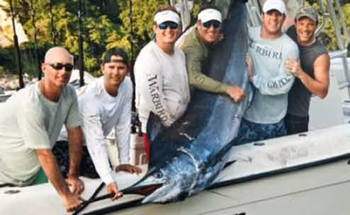 Con cá marlin nặng 159kg đã nhảy lên thuyền khi mọi người trên thuyền đang câu cá ngoài khơi bờ biển Cộng hòa Dominican.