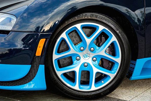 Mọi chi tiết của Grand Sport đều được thiết kế nhằm cải thiện tốc độ cho chiếc xe và mang lại trải nghiệm tuyệt vời hơn cho người sử dụng. Bộ 4 lốp của chiếc xe này có giá tới 35.000 USD.