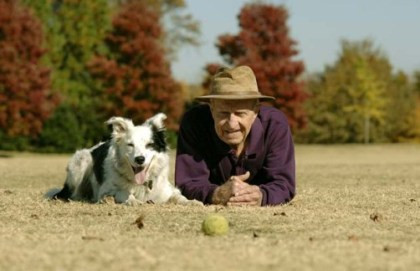 Theo chuyên gia tâm lý John Pilley, hai ông đã dạy chú chó này tên của từng đồ vật cho đến khi Chaser nhớ chính xác mới dạy tiếp từ khác. Để kiểm tra khả năng ghi nhớ của Chaser thì sau khi dạy hết 20 từ, Alliston Reid và John Pilley đã để 20 đồ vật ở một phòng và để Chaser ở một phòng khác. Mỗi khi đọc tên 1 đồ vật ngẫu nhiên, Chaser sẽ chạy sang và chọn đúng đồ vật đó mang về. Trong những lần thử nghiệm suốt 3 năm qua, gần như lần nào, Chaser cũng chọn chính xác ít nhất là 18/20 đồ vật.